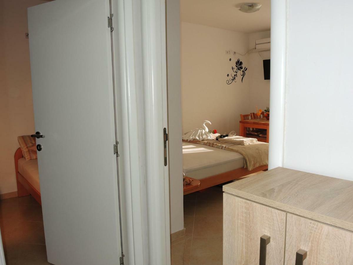 Iva Apartmani Tribunj  Luaran gambar