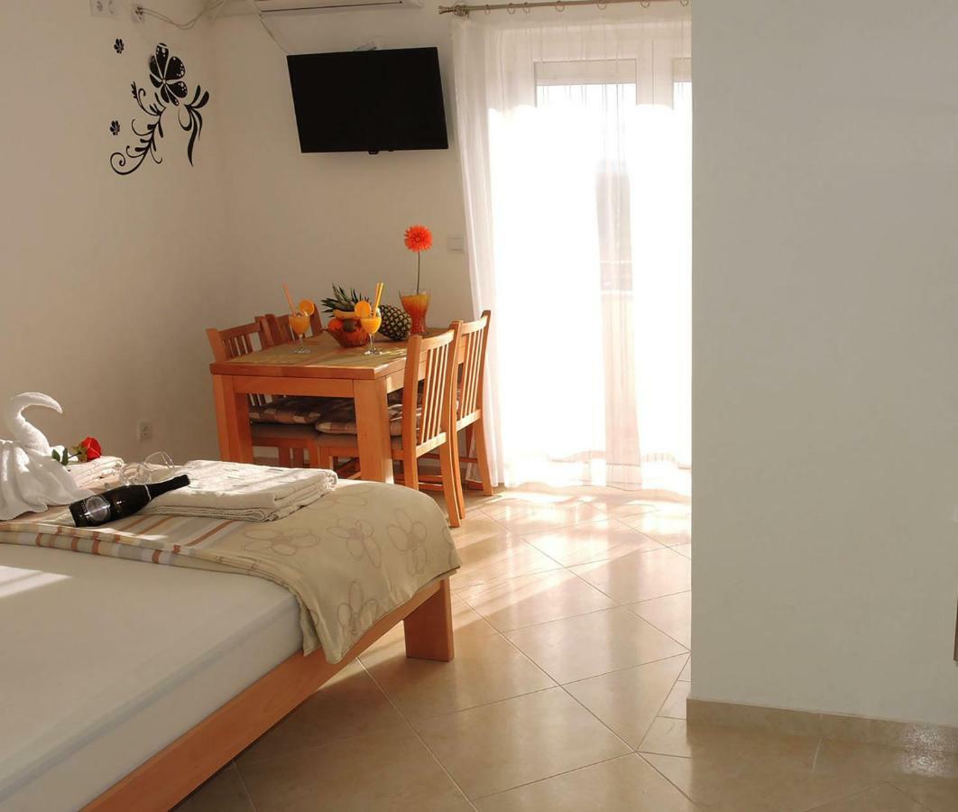 Iva Apartmani Tribunj  Luaran gambar