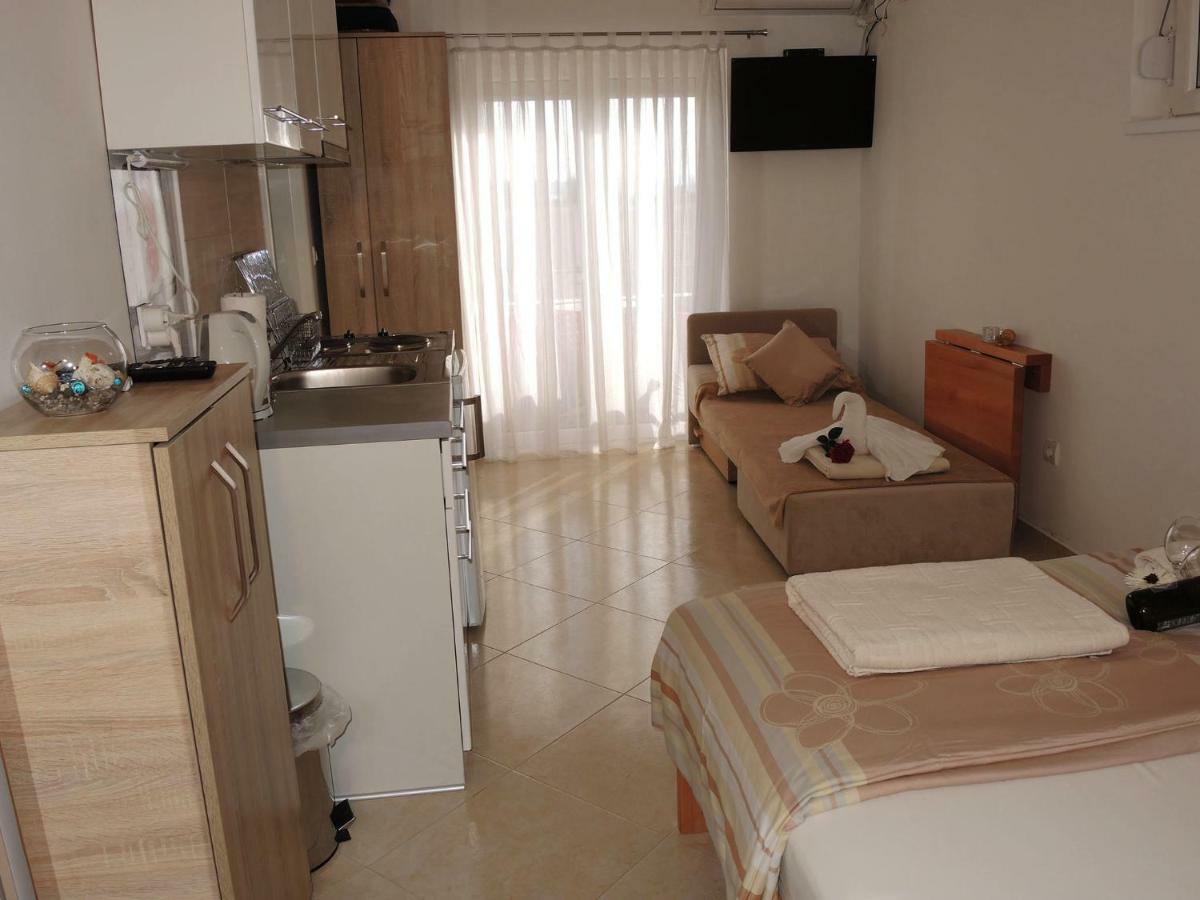 Iva Apartmani Tribunj  Luaran gambar