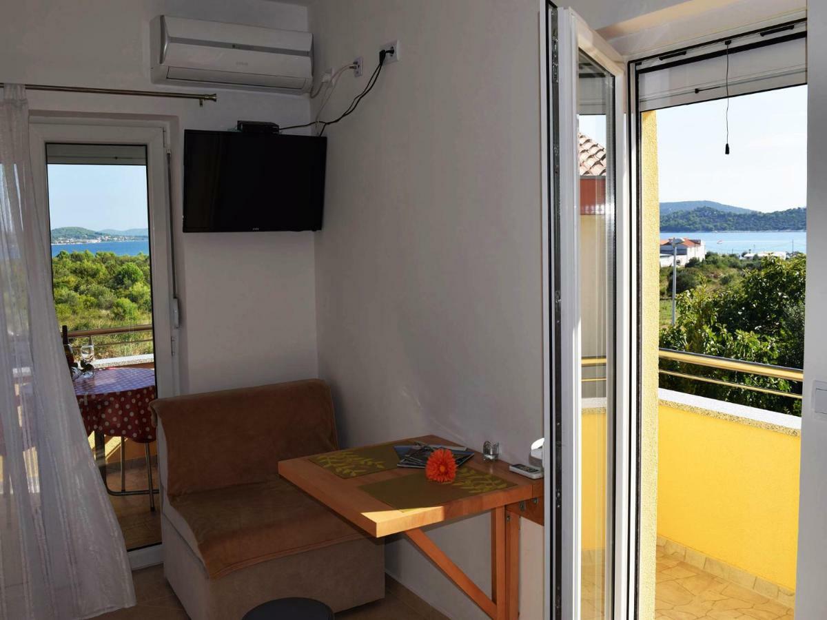 Iva Apartmani Tribunj  Luaran gambar