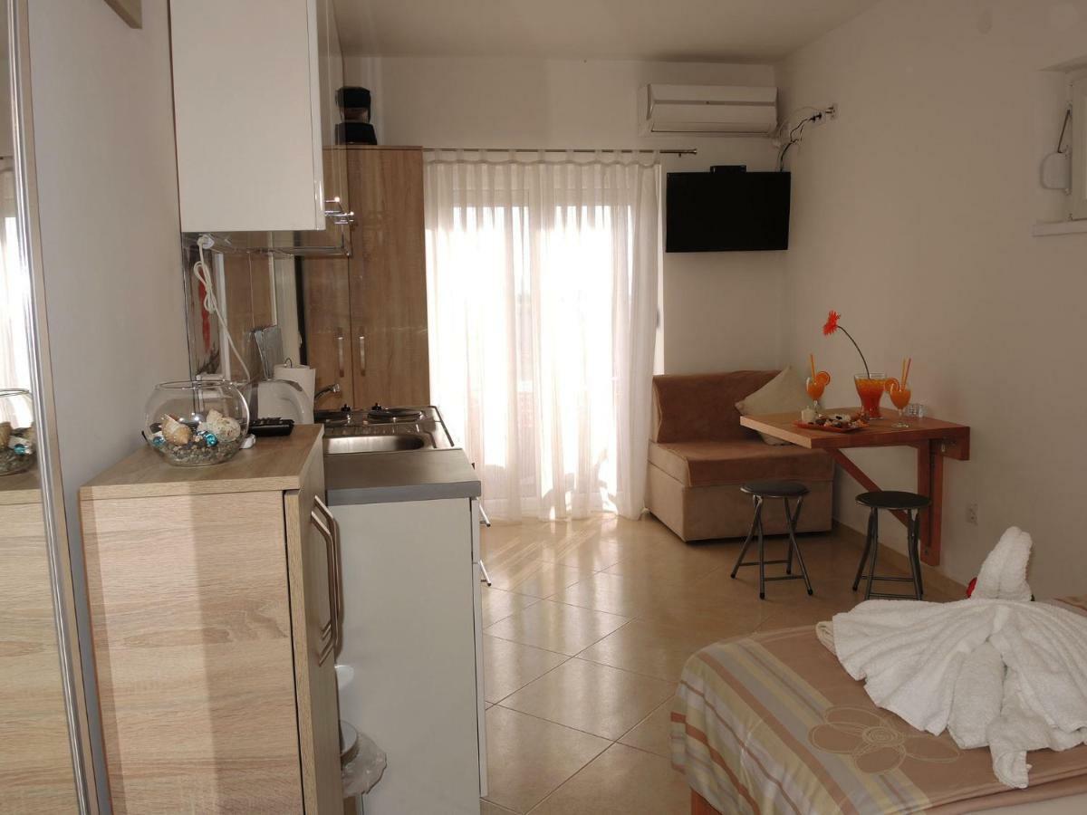 Iva Apartmani Tribunj  Luaran gambar