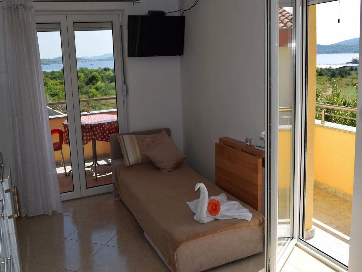 Iva Apartmani Tribunj  Luaran gambar