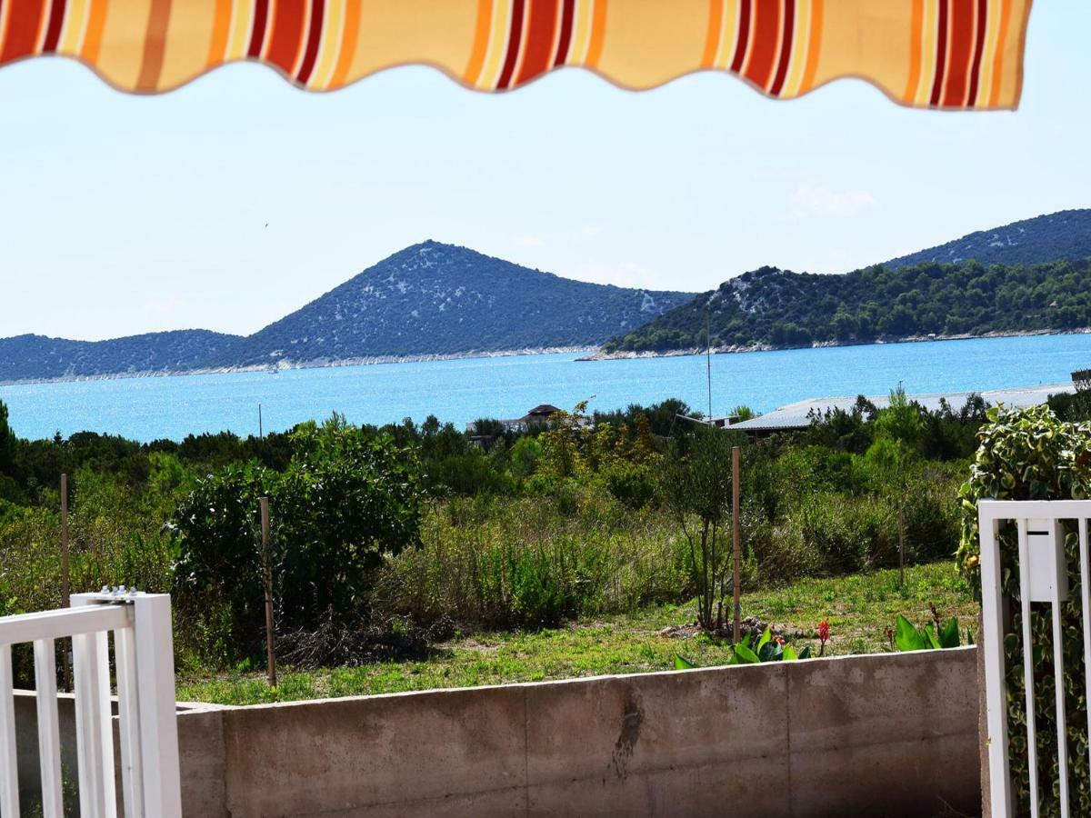 Iva Apartmani Tribunj  Luaran gambar