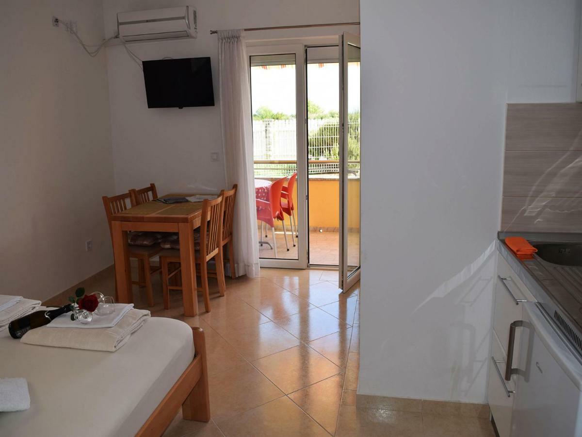 Iva Apartmani Tribunj  Luaran gambar