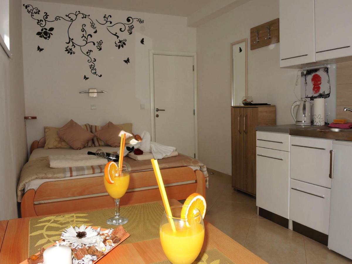 Iva Apartmani Tribunj  Luaran gambar