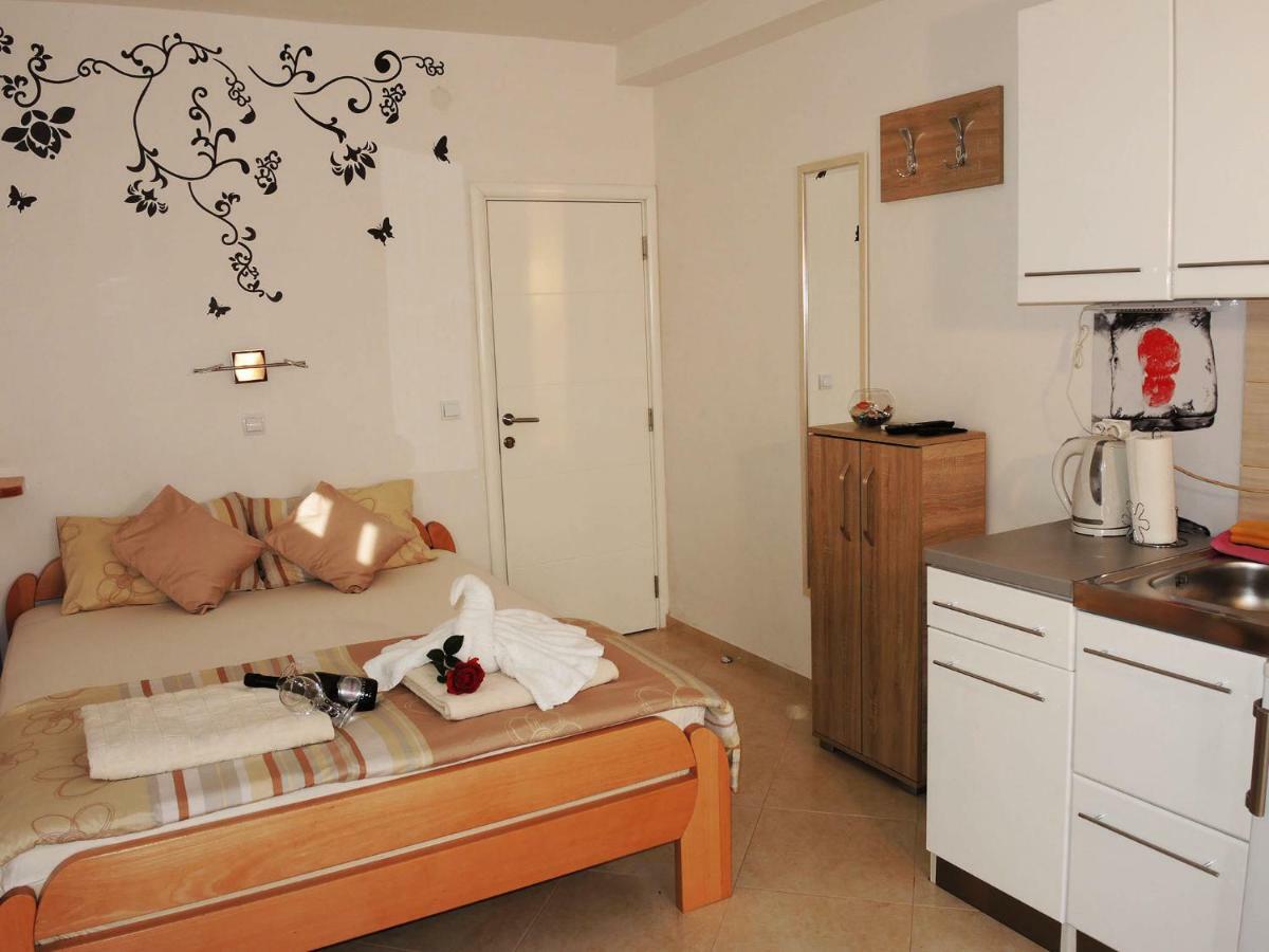 Iva Apartmani Tribunj  Luaran gambar