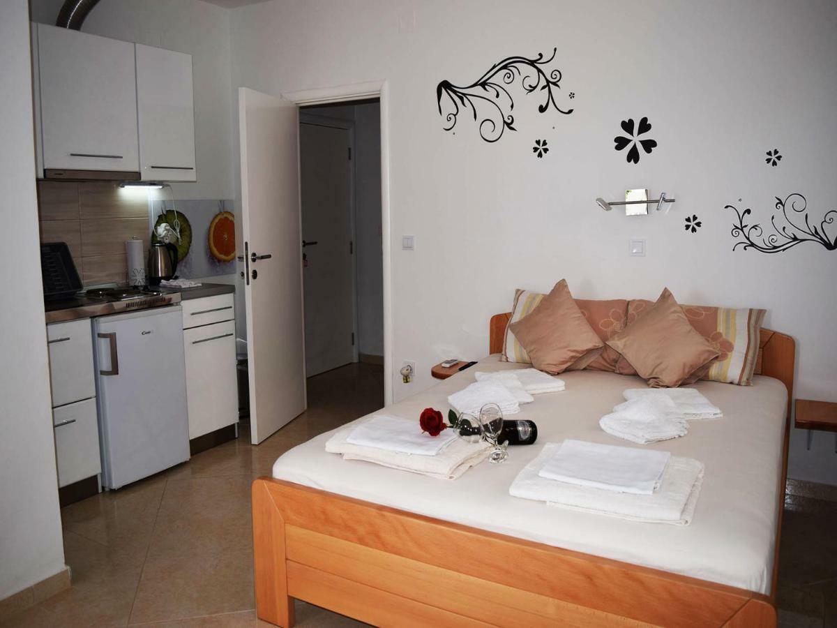 Iva Apartmani Tribunj  Luaran gambar