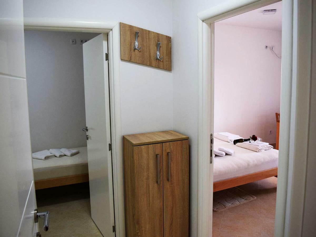 Iva Apartmani Tribunj  Luaran gambar