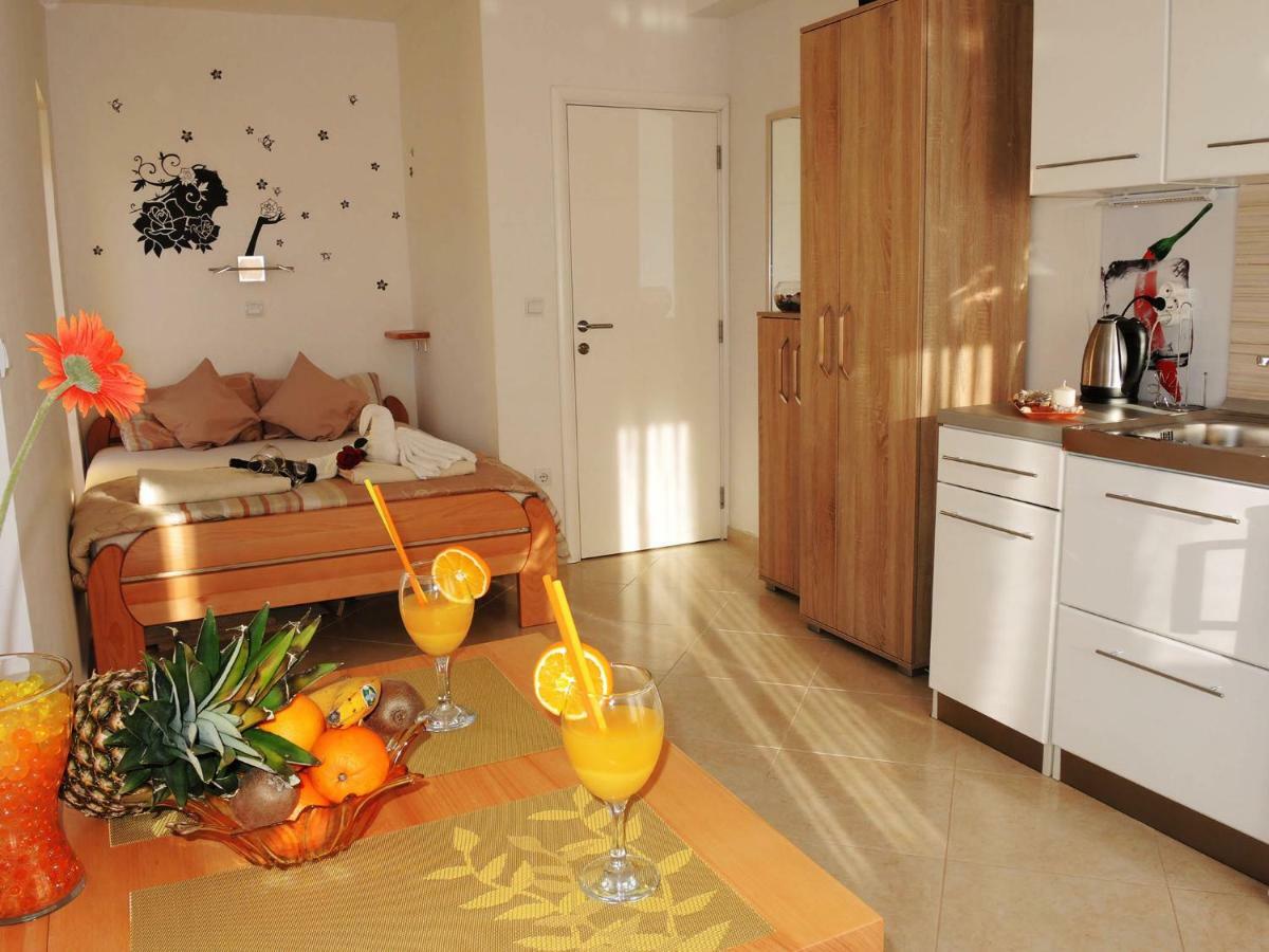 Iva Apartmani Tribunj  Luaran gambar